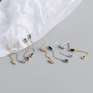 Détail de boucles d'oreilles géométriques en argent S925 avec zircon en or et argent