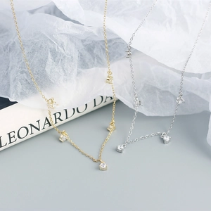 Dettaglio di collane in argento sterling S925 oro e argento con più ciondoli in zircone