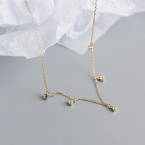 Dettaglio collana in argento S925 dorato con pendenti multipli in zircone scintillante