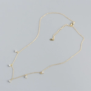Dettaglio della collana in argento S925 dorato con cinque pendenti in zircone e chiusura