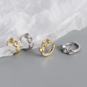 Minimalistische S925 Silber Herz Ohrringe in Gold und Silber auf grauem Hintergrund