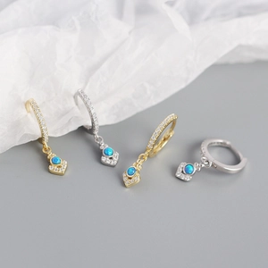 Orecchini a cerchio cuore in argento S925 con opale blu e pavé di zirconi scintillanti