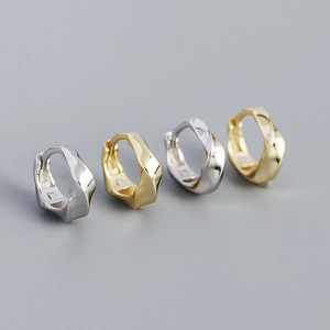 Créoles torsadées minimalistes en argent S925 et or avec une finition métallique élégante