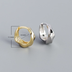 Détail des boucles d'oreilles torsadées avec diamètre extérieur 11,5mm et intérieur 8,5mm