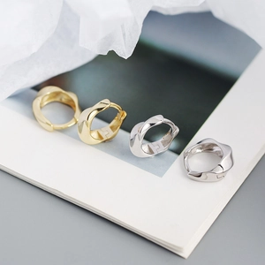 Détail de boucles d'oreilles créoles torsadées minimalistes en argent s925 or et argent