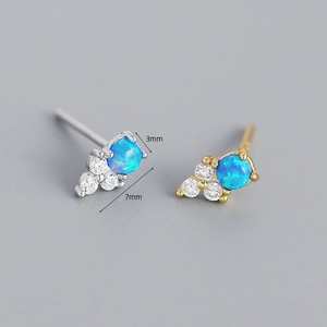 Vue détaillée des boucles d'oreilles opale bleue 3mm avec zircons en or et en argent