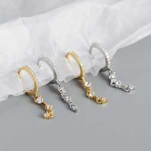 Détail de boucles d'oreilles géométriques en argent S925 avec glands en zircone