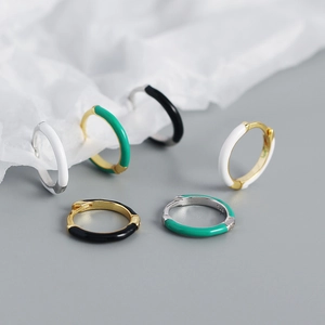 Vue macro de boucles d'oreilles créoles en argent S925 avec émail coloré et monture métal