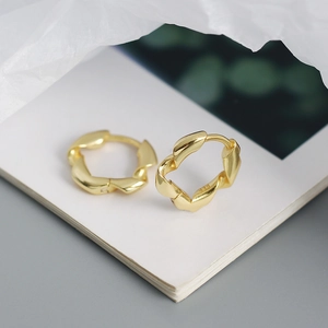Gros plan détaillé des boucles d'oreilles créoles torsadées en argent S925 plaqué or