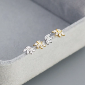 Vue macro de boucles d'oreilles en argent S925 en forme d'éventail avec zirconiums