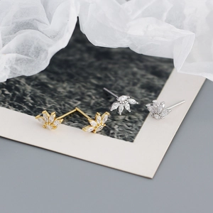 Détail de boucles d'oreilles couronne serties de zircons de taille marquise