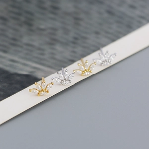Vue macro de boucles d'oreilles couronne délicates serties de zircons de taille marquise