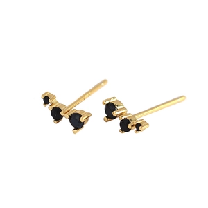Elegante gouden S925 zilveren oorbellen met drie zwarte ronde edelstenen in design