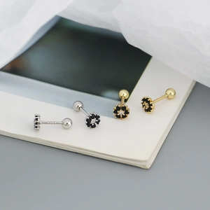 Detalle macro de pendientes de flores en plata S925 con piedras negras y cierre de rosca