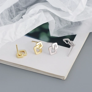 Detail van S925 sterling zilveren vierkante oorbellen met goud en zilver gepolijste texturen
