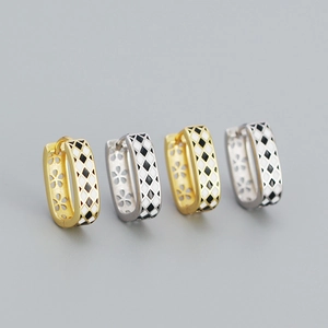 Boucles d'oreilles U en argent S925 avec émail en damier et motifs fleurs évidés