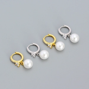 Eleganti orecchini con perle in oro e argento decorati con brillanti zirconi incastonati