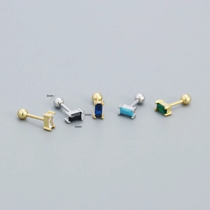 Dettaglio di orecchini a perno rettangolari in zircone da 3mm e 5mm con chiusura a vite colorata