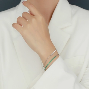 Details von geschichtetem S925 Silberarmband mit grünem Zirkonia und Gliederkette
