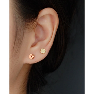 Close-up of S925 silver daisy flower stud earrings worn on model for delicate style