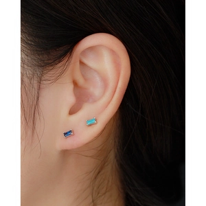 Dettaglio di orecchini in argento S925 con zirconi blu e turchese dallo stile geometrico