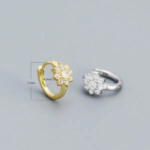 Vue détaillée des boucles d'oreilles fleurs avec oxydes de zirconium en or et argent
