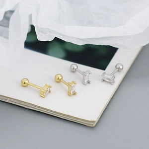 Dettaglio degli orecchini in argento S925 con zirconi rettangolari e chiusura a vite