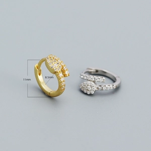 Dettaglio macro di orecchini a cerchio da 11mm con zirconi cubici in oro e argento