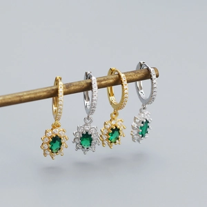 Détail de boucles d'oreilles créoles S925 avec zircons vert émeraude en halo