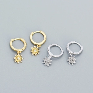 Élégantes boucles d'oreilles créoles étoile en argent s925 avec pierres en zircon