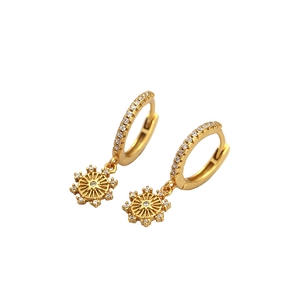 Boucles d'oreilles créoles dorées avec étoile à huit branches et cristaux étincelants