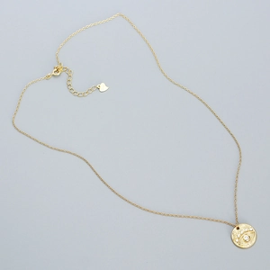 Detailansicht der goldenen Evil Eye Halskette mit Kristallbesatz und Herz-Anhänger