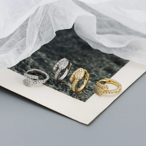 Dettaglio di orecchini a serpente S925 in oro e argento con cristalli micro-pave lucidi