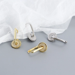 Vue macro détaillée de boucles d'oreilles en argent S925 avec pendentifs en forme d'engrenage