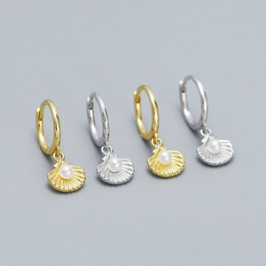 Elegant s925 silver shell earrings with pearls in gold and silver finishes