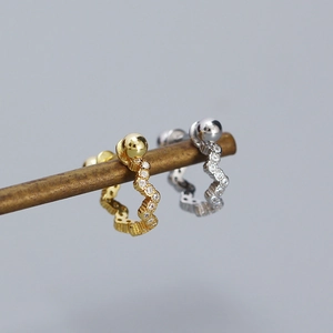 Vue détaillée des boucles d'oreilles vagues en argent S925 avec zircons pavés or et argent