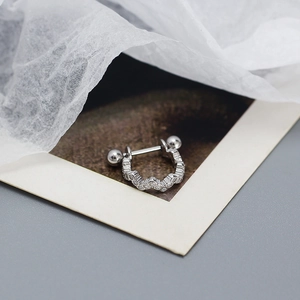 Gros plan d'une boucle d'oreille ondulée en argent s925 et oxydes de zirconium