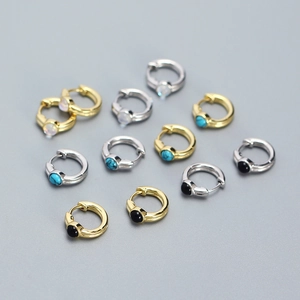 Détail de boucles d'oreilles créoles en argent S925 avec turquoise et onyx