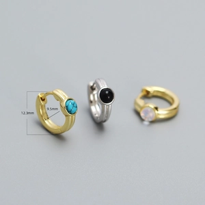 Vue macro de boucles d'oreilles créoles en argent s925 avec turquoise de 12,3 mm