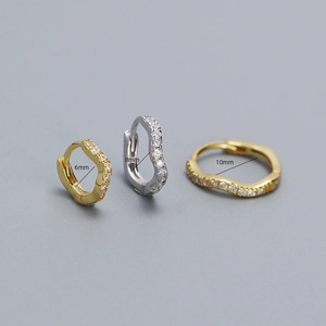 Macro shot of S925 sterling silver wavy hoop earrings in 6mm, 8mm, and 10mm sizes