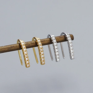 Vue macro de boucles d'oreilles en argent S925 en forme de U avec zircons en or et argent