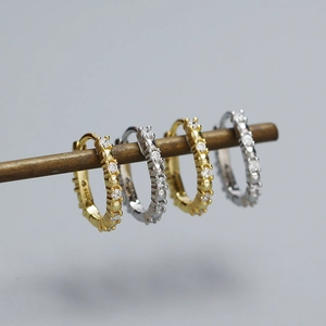 Nahaufnahme von U-förmigen S925 Sterling Silber Ohrringen mit Zirkonia in Gold und Silber