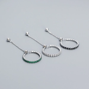 Tres anillos de plata s925 con cristales de colores y diseño de cadena ajustable moderna