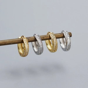 Macro de boucles d'oreilles Mobius en argent et or avec zircons sur support métal