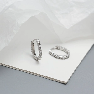 Detail von S925 Sterling Silber Creolen mit Mikro-Pavé aus weißen Zirkoniasteinen