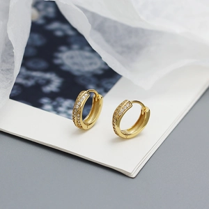 Gros plan détaillé de boucles d'oreilles en argent S925 avec double rangée de zircons