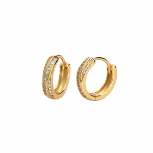 Boucles d'oreilles créoles dorées avec double rangée de zircons sur fond blanc