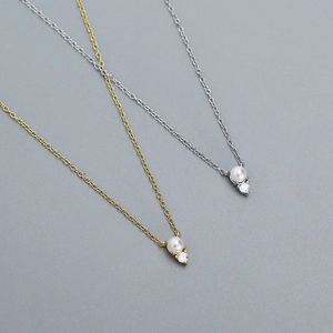 Elegante Halskette aus S925-Silber mit kleinen Perlen und glitzerndem Zirkon-Anhänger