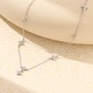 Détail du collier en argent S925 avec pendentifs trèfles scintillants et zircons