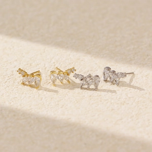 Boucles d'oreilles clous irrégulières en zircone cubique dorée et argentée